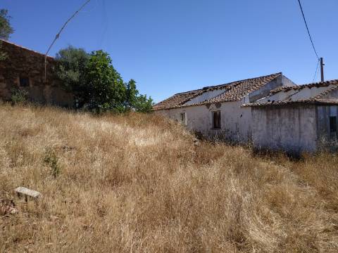 MORADIA ISOLADA COM 18.240 M2 DE TERRENO COM ÁRMAZEM PARA RECONSTRUIR - BELICHE - CASTRO MARIM - ALGARVE