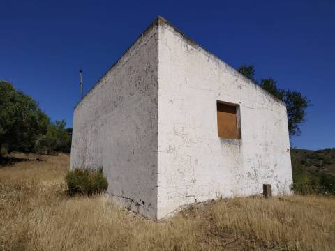 MORADIA ISOLADA COM 18.240 M2 DE TERRENO COM ÁRMAZEM PARA RECONSTRUIR - BELICHE - CASTRO MARIM - ALGARVE