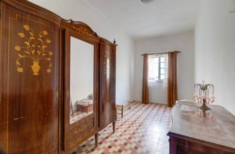 Casa Típica para Remodelar no Coração do Centro Histórico de Vila Real de Santo António