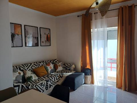Fantástico Apartamento T1 linhas modernas, totalmente renovado e equipado. Arrendamento Sazonal.