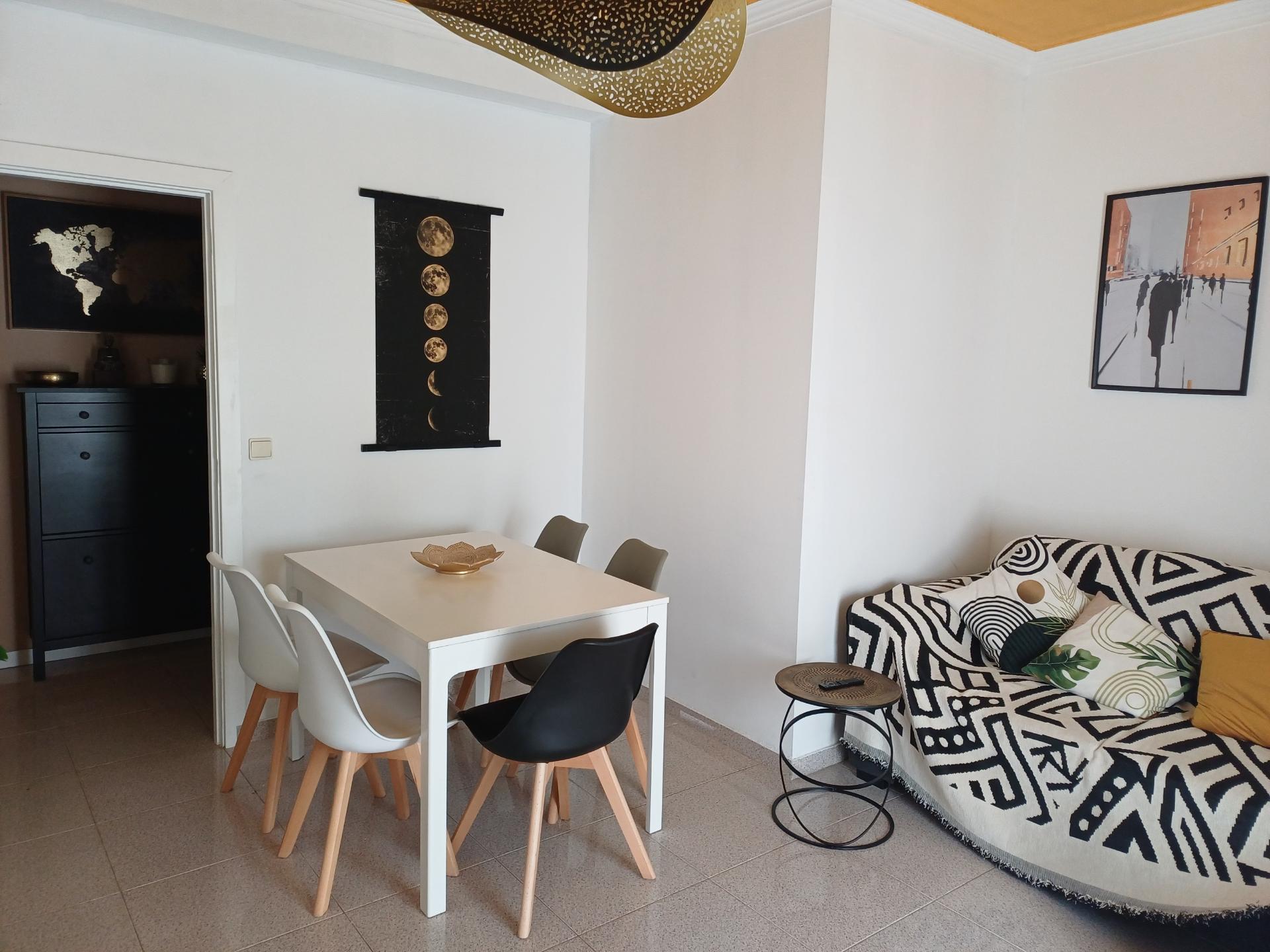 Fantástico Apartamento T1 linhas modernas, totalmente renovado e equipado. Arrendamento Sazonal.