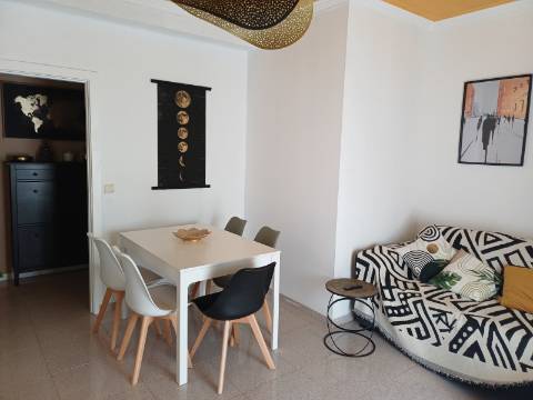 Fantástico Apartamento T1 linhas modernas, totalmente renovado e equipado. Arrendamento Sazonal.