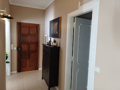 Fantástico Apartamento T1 linhas modernas, totalmente renovado e equipado. Arrendamento Sazonal.
