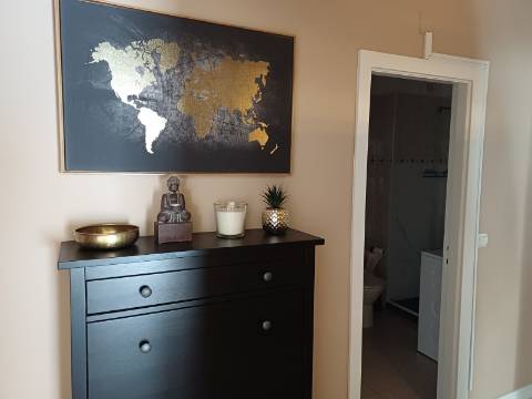 Fantástico Apartamento T1 linhas modernas, totalmente renovado e equipado. Arrendamento Sazonal.