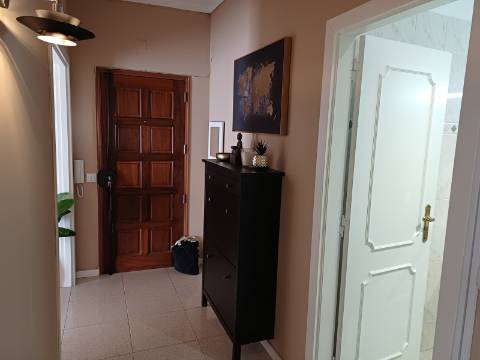 Fantástico Apartamento T1 linhas modernas, totalmente renovado e equipado. Arrendamento Sazonal.