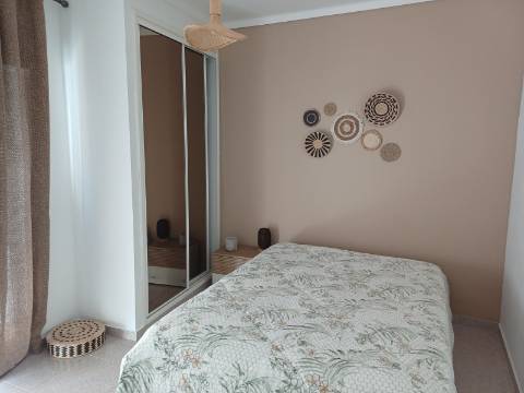 Fantástico Apartamento T1 linhas modernas, totalmente renovado e equipado. Arrendamento Sazonal.