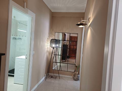 Fantástico Apartamento T1 linhas modernas, totalmente renovado e equipado. Arrendamento Sazonal.