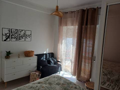 Fantástico Apartamento T1 linhas modernas, totalmente renovado e equipado. Arrendamento Sazonal.