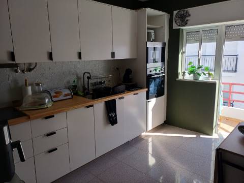 Fantástico Apartamento T1 linhas modernas, totalmente renovado e equipado. Arrendamento Sazonal.