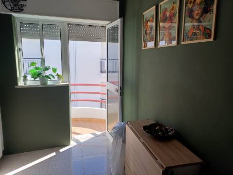 Fantástico Apartamento T1 linhas modernas, totalmente renovado e equipado. Arrendamento Sazonal.