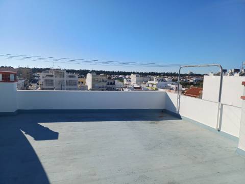 Fantástico Apartamento T1 linhas modernas, totalmente renovado e equipado. Arrendamento Sazonal.