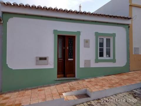 Encantadora casa térrea totalmente remodelada no coração de Castro Marim.
