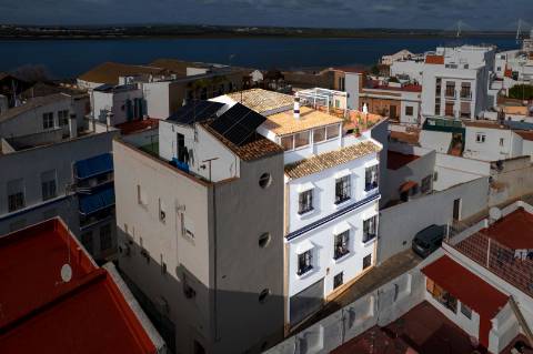 Moradia T4 com 4 Pisos e Loja | Garagem | Rooftop Panorâmico Vista Rio | Ayamonte