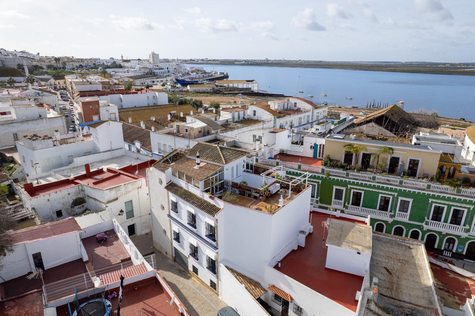 Moradia T4 com 4 Pisos e Loja | Garagem | Rooftop Panorâmico Vista Rio | Ayamonte