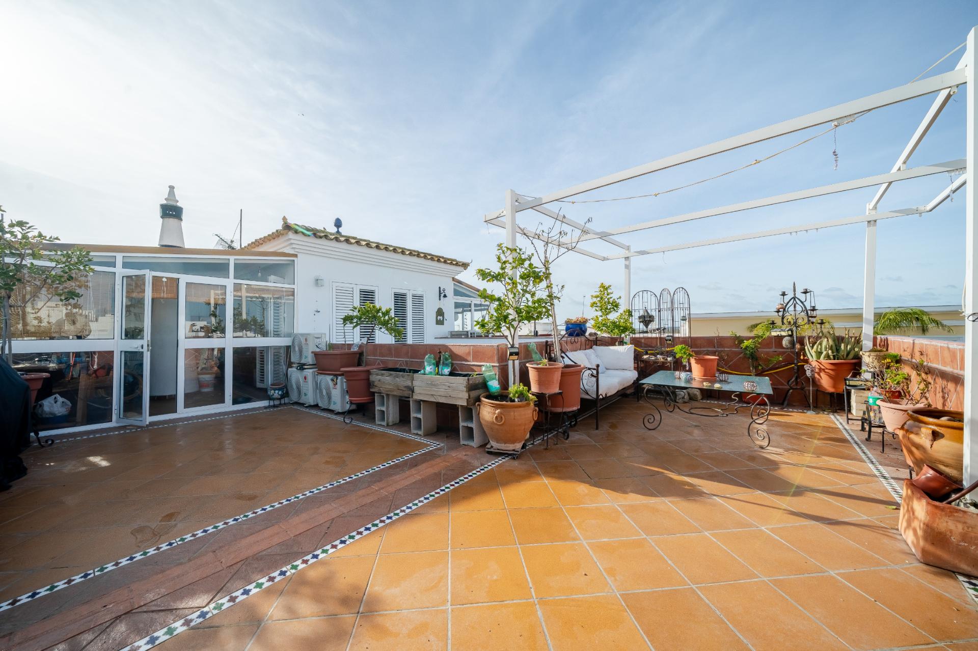 Moradia T4 com 4 Pisos e Loja | Garagem | Rooftop Panorâmico Vista Rio | Ayamonte