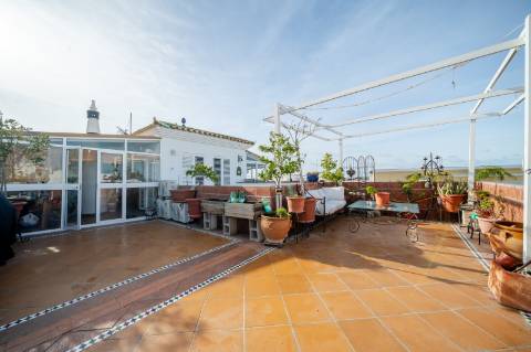 Moradia T4 com 4 Pisos e Loja | Garagem | Rooftop Panorâmico Vista Rio | Ayamonte