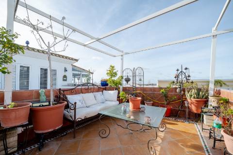 Moradia T4 com 4 Pisos e Loja | Garagem | Rooftop Panorâmico Vista Rio | Ayamonte