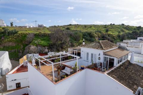 Moradia T4 com 4 Pisos e Loja | Garagem | Rooftop Panorâmico Vista Rio | Ayamonte