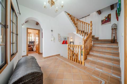 Moradia T4 com 4 Pisos e Loja | Garagem | Rooftop Panorâmico Vista Rio | Ayamonte