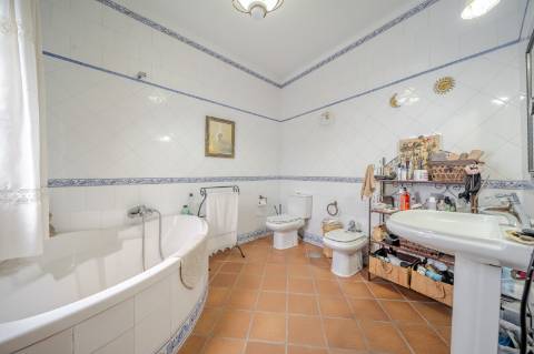 Moradia T4 com 4 Pisos e Loja | Garagem | Rooftop Panorâmico Vista Rio | Ayamonte