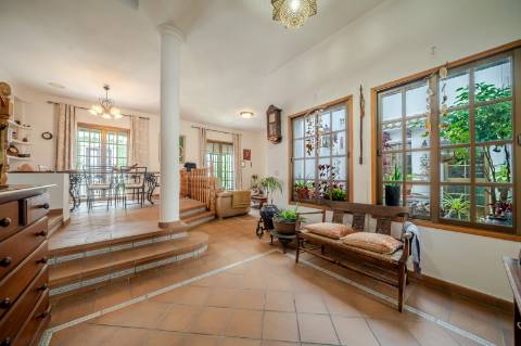 Moradia T4 com 4 Pisos e Loja | Garagem | Rooftop Panorâmico Vista Rio | Ayamonte