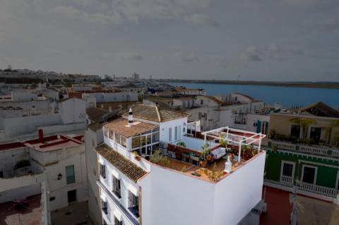 Moradia T4 com 4 Pisos e Loja | Garagem | Rooftop Panorâmico Vista Rio | Ayamonte