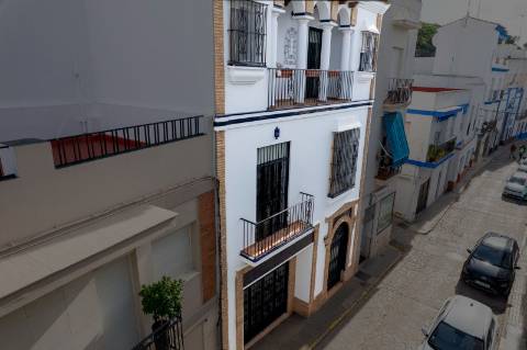 Moradia T4 com 4 Pisos e Loja | Garagem | Rooftop Panorâmico Vista Rio | Ayamonte