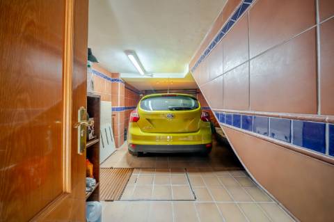 Moradia T4 com 4 Pisos e Loja | Garagem | Rooftop Panorâmico Vista Rio | Ayamonte