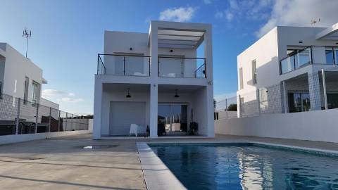Moradia T3 Nova com Piscina - lote 700m2 - Costa Esuri - Ayamonte