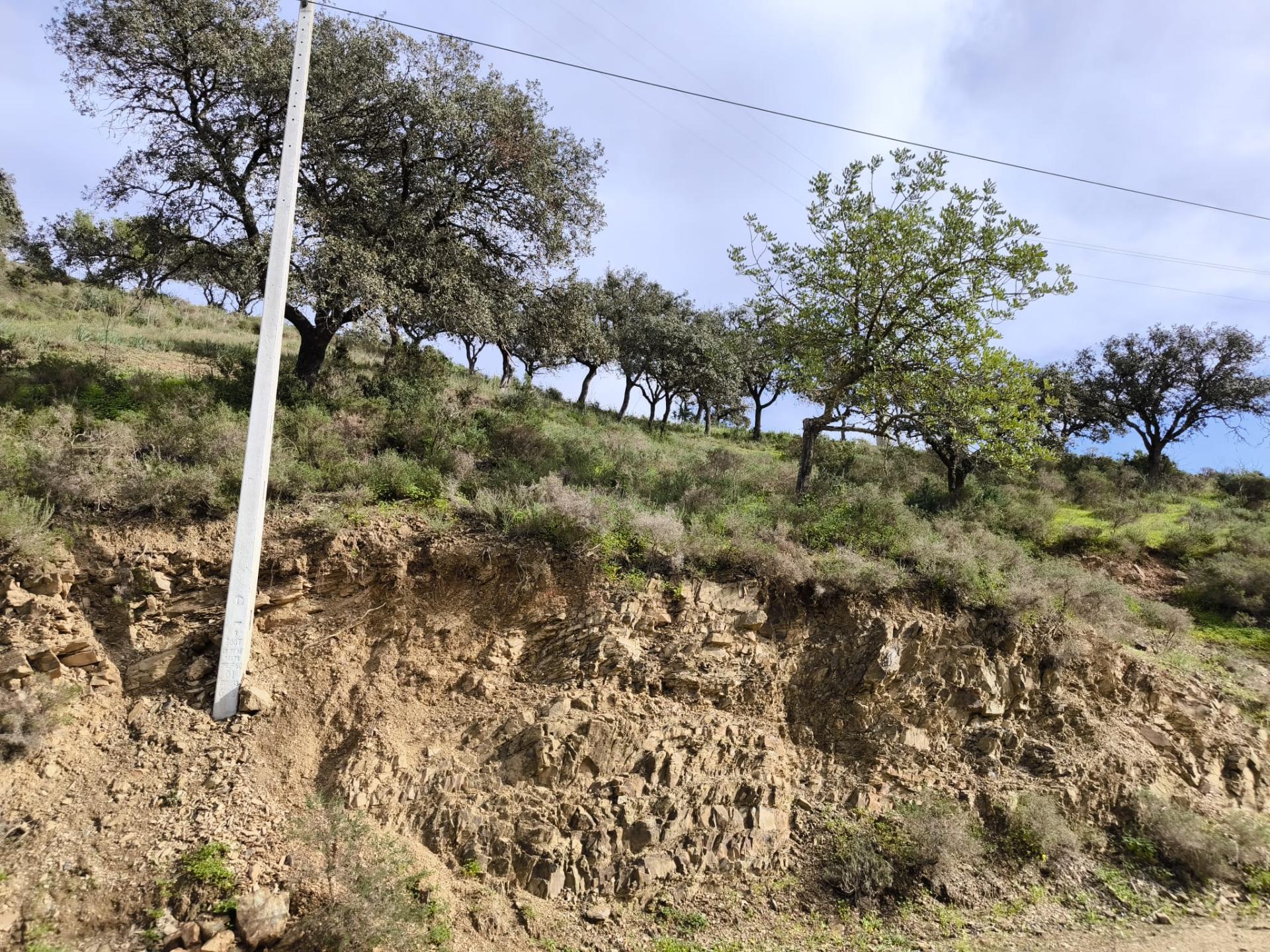 TERRENO RÚSTICO COM 1.920 M² - PRÓXIMO A ELETRICIADADE - JUNTO À RIBEIRA DE ODELEITE - FOZ DE ODELEITE EM CASTRO MARIM - ALGARVE