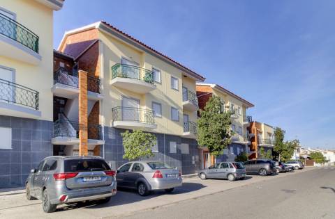 Apartamento T2 Moderno com Vista Mar - Praia da Alagoa, Altura - para Arrendamento Anual