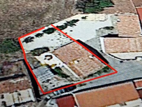 DUAS MORADIAS ISOLADAS - NUM TERRENO DE 1.823 M² - UMA PRONTA A HABITAR - OUTRA PARA REABILITAR OU DEMOLIR - NA ALDEIA DE ALCARIAS GRANDES - AZINHAL - CASTRO MARIM - ALGARVE