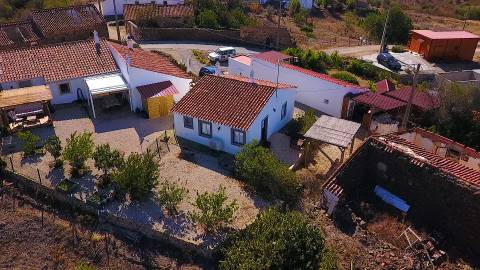 DUAS MORADIAS ISOLADAS - NUM TERRENO DE 1.823 M² - UMA PRONTA A HABITAR - OUTRA PARA REABILITAR OU DEMOLIR - NA ALDEIA DE ALCARIAS GRANDES - AZINHAL - CASTRO MARIM - ALGARVE