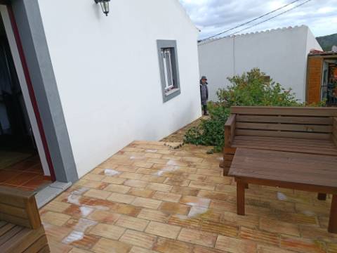 DUAS MORADIAS ISOLADAS - NUM TERRENO DE 1.823 M² - UMA PRONTA A HABITAR - OUTRA PARA REABILITAR OU DEMOLIR - NA ALDEIA DE ALCARIAS GRANDES - AZINHAL - CASTRO MARIM - ALGARVE