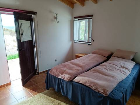 DUAS MORADIAS ISOLADAS - NUM TERRENO DE 1.823 M² - UMA PRONTA A HABITAR - OUTRA PARA REABILITAR OU DEMOLIR - NA ALDEIA DE ALCARIAS GRANDES - AZINHAL - CASTRO MARIM - ALGARVE