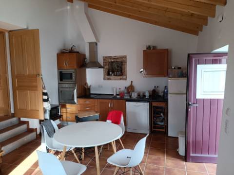 DUAS MORADIAS ISOLADAS - NUM TERRENO DE 1.823 M² - UMA PRONTA A HABITAR - OUTRA PARA REABILITAR OU DEMOLIR - NA ALDEIA DE ALCARIAS GRANDES - AZINHAL - CASTRO MARIM - ALGARVE