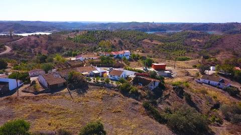DUAS MORADIAS ISOLADAS - NUM TERRENO DE 1.823 M² - UMA PRONTA A HABITAR - OUTRA PARA REABILITAR OU DEMOLIR - NA ALDEIA DE ALCARIAS GRANDES - AZINHAL - CASTRO MARIM - ALGARVE