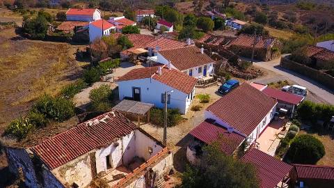 DUAS MORADIAS ISOLADAS - NUM TERRENO DE 1.823 M² - UMA PRONTA A HABITAR - OUTRA PARA REABILITAR OU DEMOLIR - NA ALDEIA DE ALCARIAS GRANDES - AZINHAL - CASTRO MARIM - ALGARVE