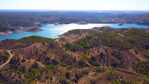 DUAS MORADIAS ISOLADAS - NUM TERRENO DE 1.823 M² - UMA PRONTA A HABITAR - OUTRA PARA REABILITAR OU DEMOLIR - NA ALDEIA DE ALCARIAS GRANDES - AZINHAL - CASTRO MARIM - ALGARVE