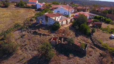 DUAS MORADIAS ISOLADAS - NUM TERRENO DE 1.823 M² - UMA PRONTA A HABITAR - OUTRA PARA REABILITAR OU DEMOLIR - NA ALDEIA DE ALCARIAS GRANDES - AZINHAL - CASTRO MARIM - ALGARVE