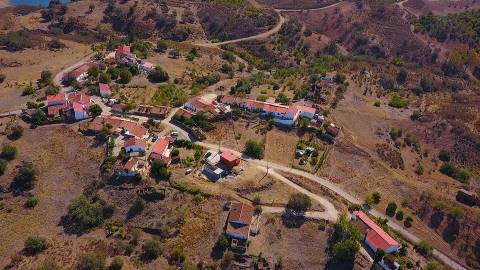 DUAS MORADIAS ISOLADAS - NUM TERRENO DE 1.823 M² - UMA PRONTA A HABITAR - OUTRA PARA REABILITAR OU DEMOLIR - NA ALDEIA DE ALCARIAS GRANDES - AZINHAL - CASTRO MARIM - ALGARVE
