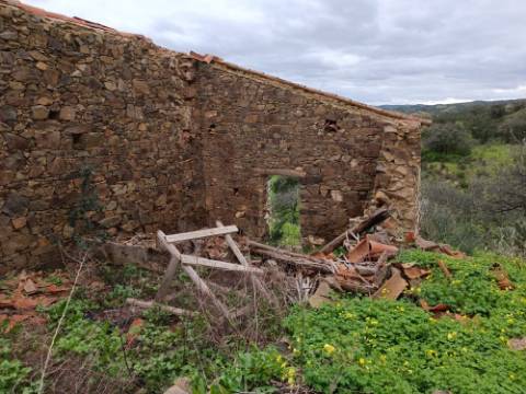DUAS MORADIAS ISOLADAS - NUM TERRENO DE 1.823 M² - UMA PRONTA A HABITAR - OUTRA PARA REABILITAR OU DEMOLIR - NA ALDEIA DE ALCARIAS GRANDES - AZINHAL - CASTRO MARIM - ALGARVE
