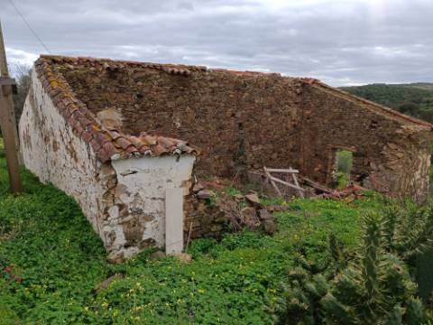 DUAS MORADIAS ISOLADAS - NUM TERRENO DE 1.823 M² - UMA PRONTA A HABITAR - OUTRA PARA REABILITAR OU DEMOLIR - NA ALDEIA DE ALCARIAS GRANDES - AZINHAL - CASTRO MARIM - ALGARVE