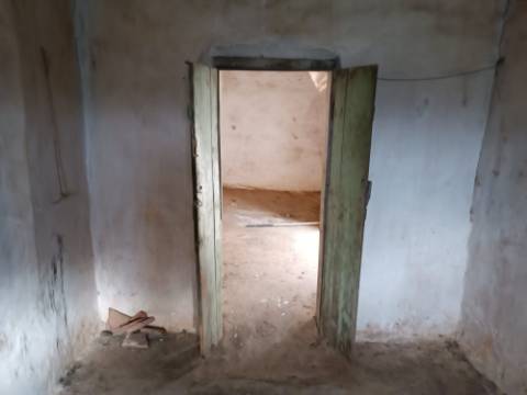 DUAS MORADIAS ISOLADAS - NUM TERRENO DE 1.823 M² - UMA PRONTA A HABITAR - OUTRA PARA REABILITAR OU DEMOLIR - NA ALDEIA DE ALCARIAS GRANDES - AZINHAL - CASTRO MARIM - ALGARVE