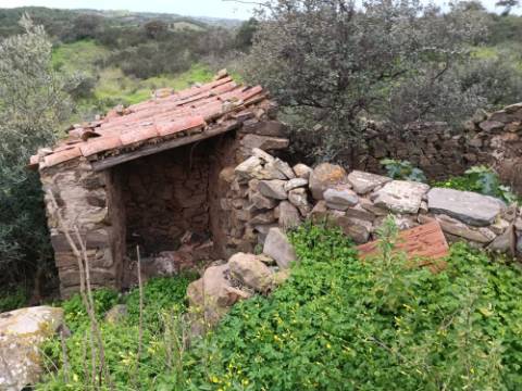 DUAS MORADIAS ISOLADAS - NUM TERRENO DE 1.823 M² - UMA PRONTA A HABITAR - OUTRA PARA REABILITAR OU DEMOLIR - NA ALDEIA DE ALCARIAS GRANDES - AZINHAL - CASTRO MARIM - ALGARVE