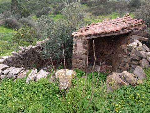 DUAS MORADIAS ISOLADAS - NUM TERRENO DE 1.823 M² - UMA PRONTA A HABITAR - OUTRA PARA REABILITAR OU DEMOLIR - NA ALDEIA DE ALCARIAS GRANDES - AZINHAL - CASTRO MARIM - ALGARVE