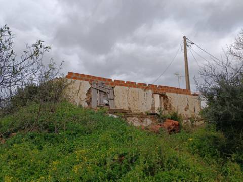 DUAS MORADIAS ISOLADAS - NUM TERRENO DE 1.823 M² - UMA PRONTA A HABITAR - OUTRA PARA REABILITAR OU DEMOLIR - NA ALDEIA DE ALCARIAS GRANDES - AZINHAL - CASTRO MARIM - ALGARVE
