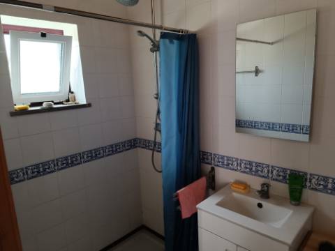 DUAS MORADIAS ISOLADAS - NUM TERRENO DE 1.823 M² - UMA PRONTA A HABITAR - OUTRA PARA REABILITAR OU DEMOLIR - NA ALDEIA DE ALCARIAS GRANDES - AZINHAL - CASTRO MARIM - ALGARVE