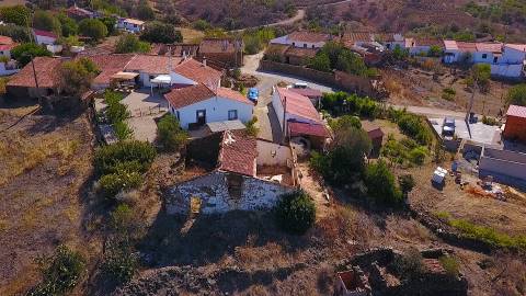 DUAS MORADIAS ISOLADAS - NUM TERRENO DE 1.823 M² - UMA PRONTA A HABITAR - OUTRA PARA REABILITAR OU DEMOLIR - NA ALDEIA DE ALCARIAS GRANDES - AZINHAL - CASTRO MARIM - ALGARVE