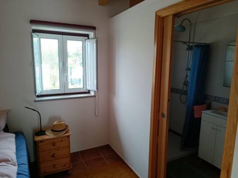 DUAS MORADIAS ISOLADAS - NUM TERRENO DE 1.823 M² - UMA PRONTA A HABITAR - OUTRA PARA REABILITAR OU DEMOLIR - NA ALDEIA DE ALCARIAS GRANDES - AZINHAL - CASTRO MARIM - ALGARVE